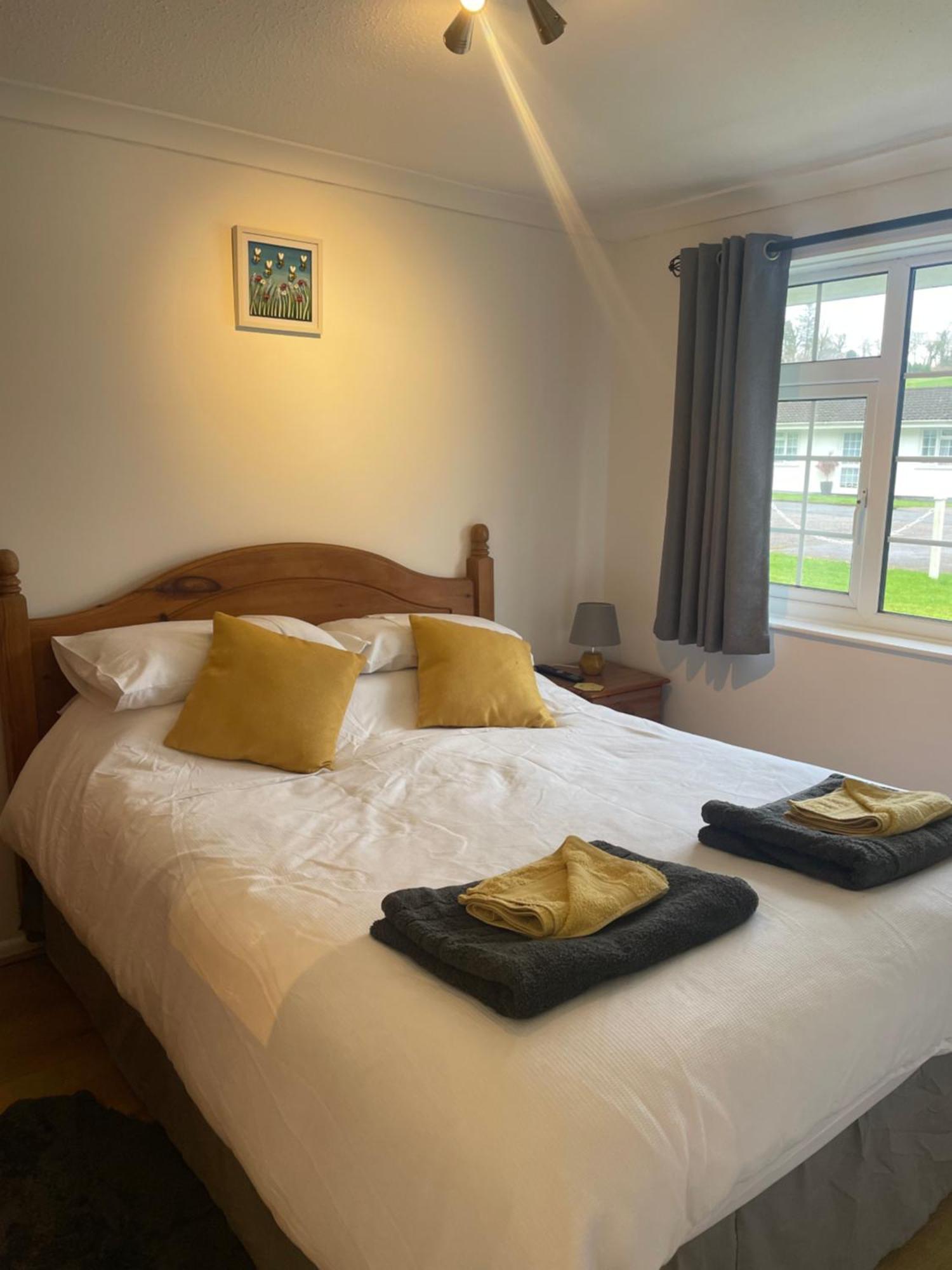 Bumblebee Lodge Saint Cleer Esterno foto