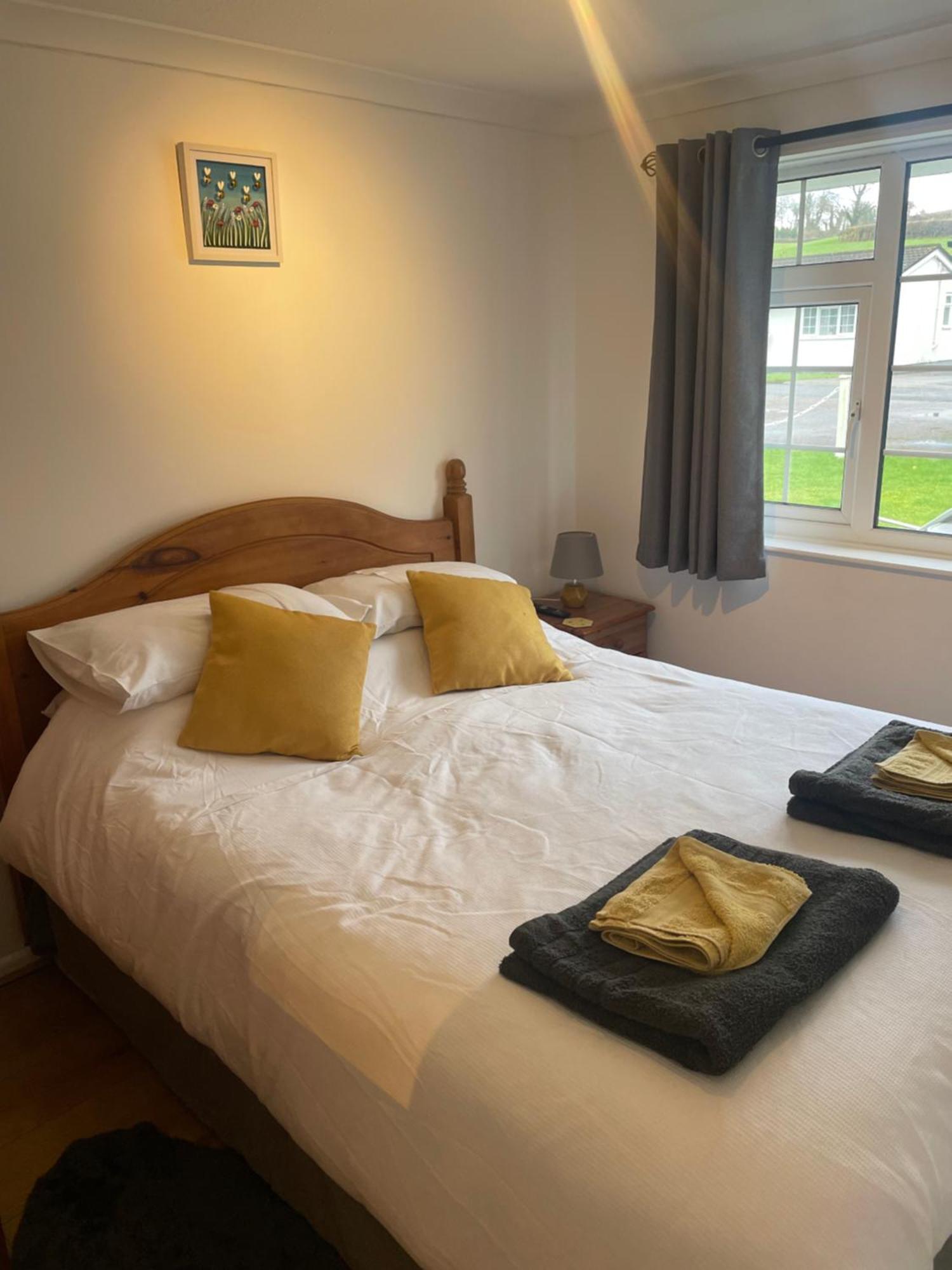 Bumblebee Lodge Saint Cleer Esterno foto
